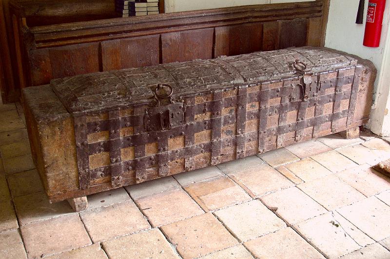 DSC_8915a.jpg - Fantastic 13th Century dugout “parish chest”, 9 feet long and made from a single piece of oak