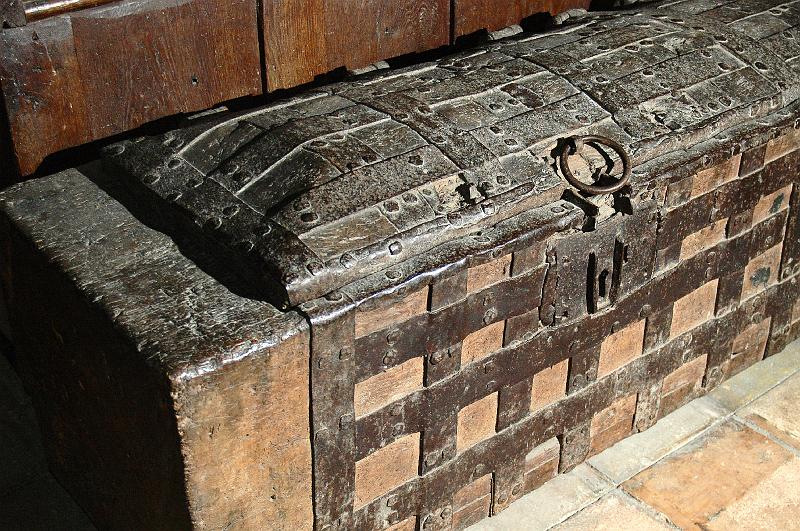 DSC_8920a.jpg - detail of the top of the chest